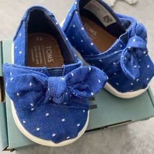 Tom’s Classic - Imperial Blue Dot Chambray/Bow
